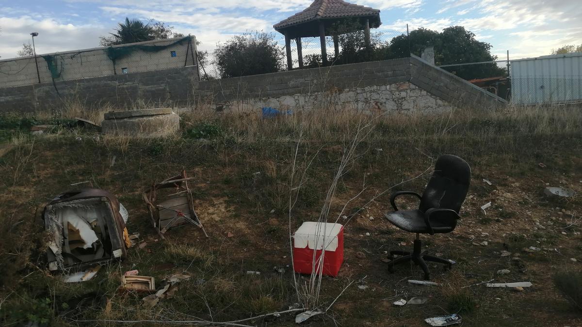 Muebles viejos abandonados junto al punto limpio de Zamora.