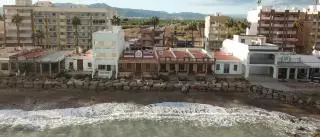 Costas ordena retirar el muro de rocas que protege las 'casetes' de Nules