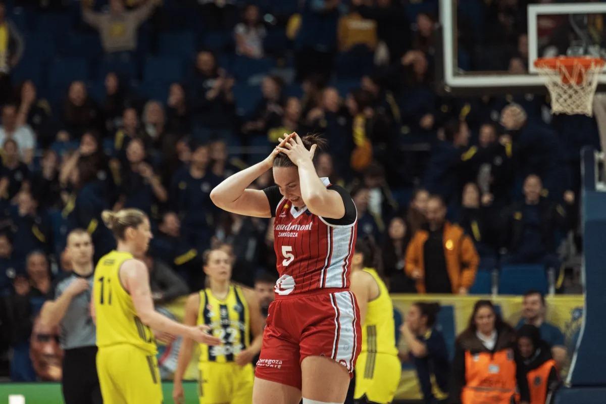 Hempe se lleva las manos a la cabeza durante un momento del duelo del Casademont en Turquía