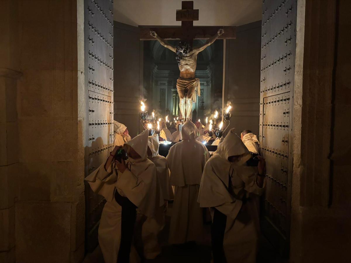 El Cristo, a las puertas de la iglesia.