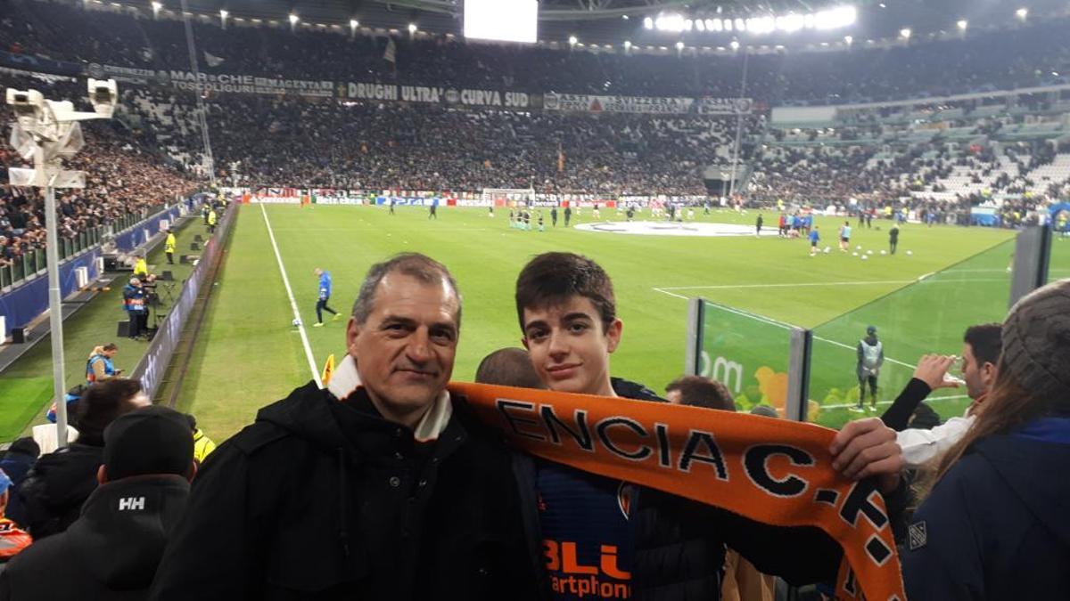 Joan, con su padre (Voro) en el Juventus Stadium.