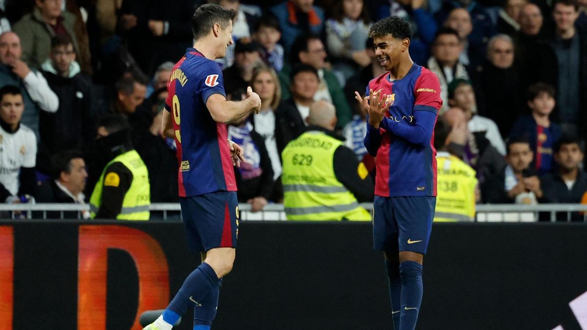 Lewandowski felicita a Lamine Yamal tras marcar el 0-3 en el Bernabéu al Madrid.