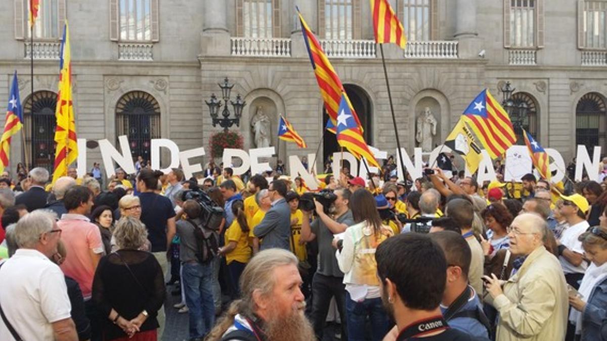Concentración en la plaza de Sant Jaume de Barcelona de ANC y Òmnium Cultural este sábado, mientras Mas firma el decreto para convocar la consulta del 9-N.