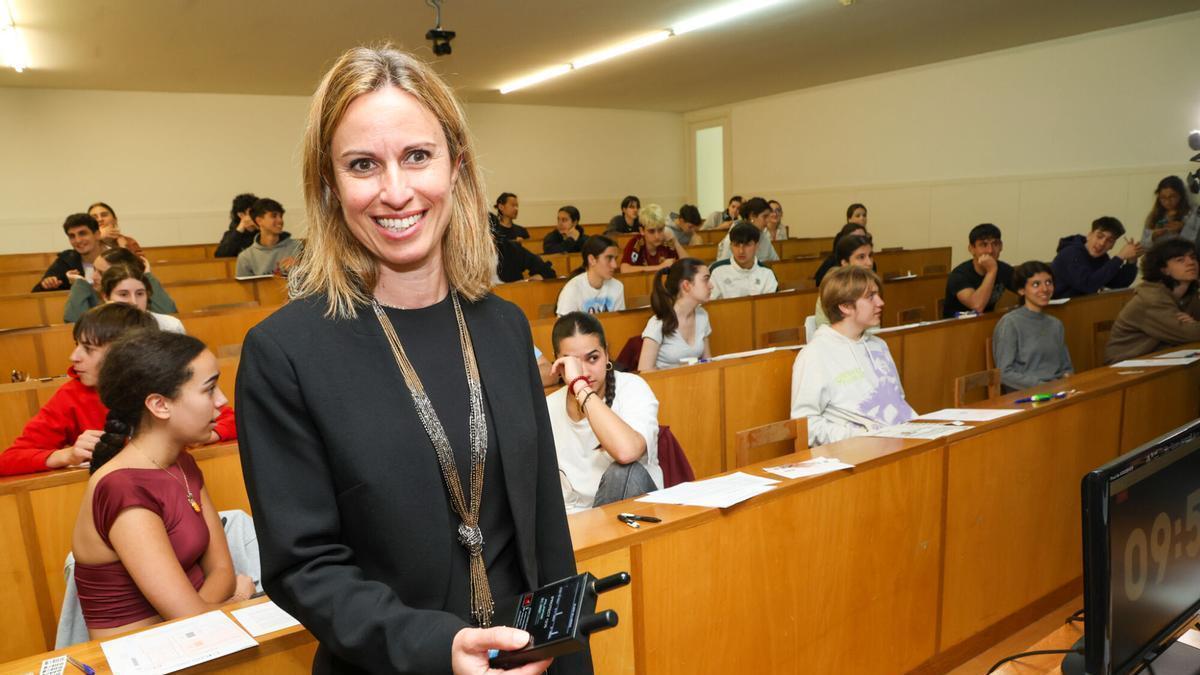 Maite Flores, presidenta de la CiUG en 2025, muestra un detector de frecuencias en el examen de junio del pasado año..