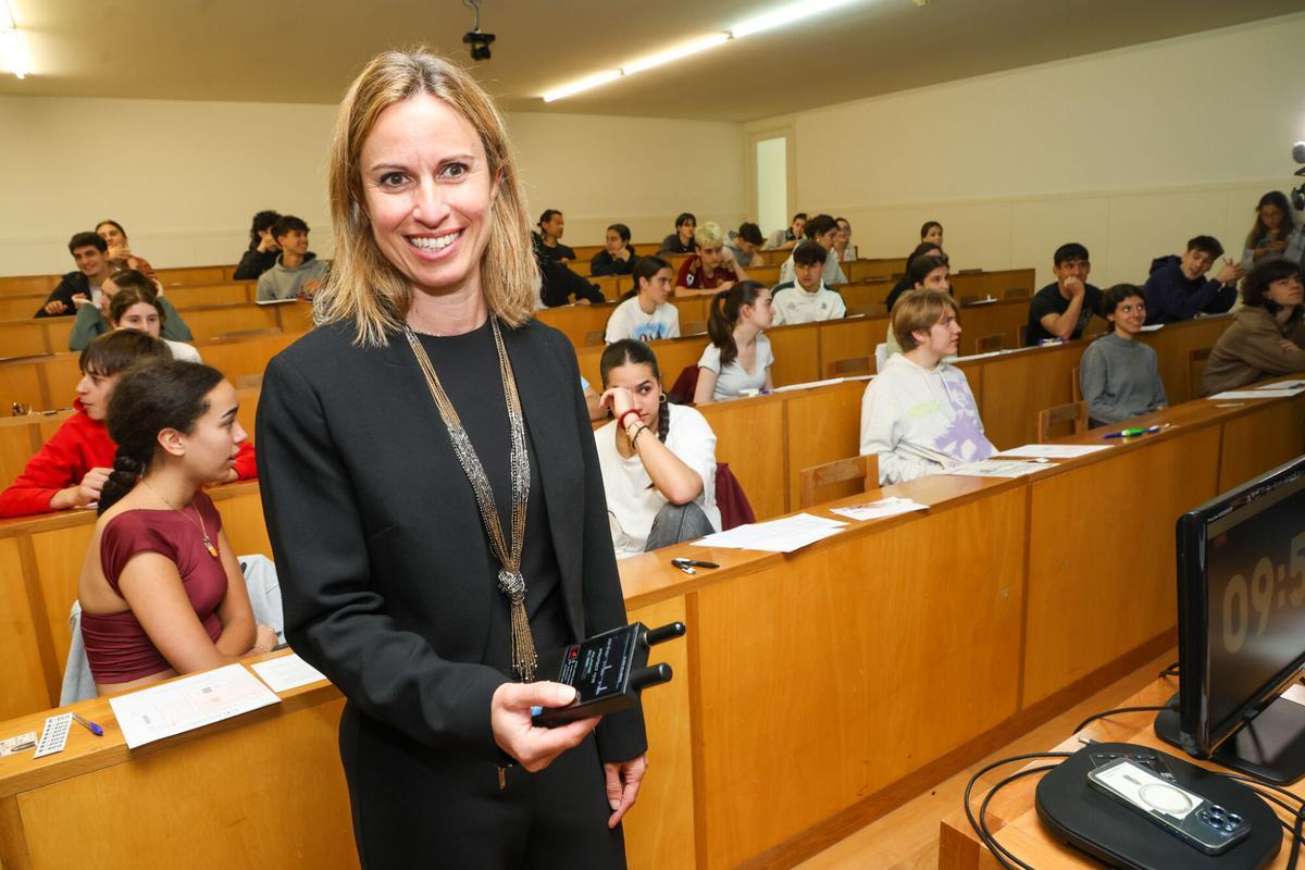 Maite Flores, presidenta de la CiUG en 2025, muestra un detector de frecuencias en el examen de junio del pasado año..