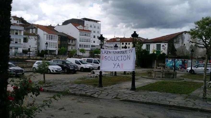 Pancarta instalada por los vecinos en la plaza Enrique IV para exigir una solución a los problemas de saneamiento.