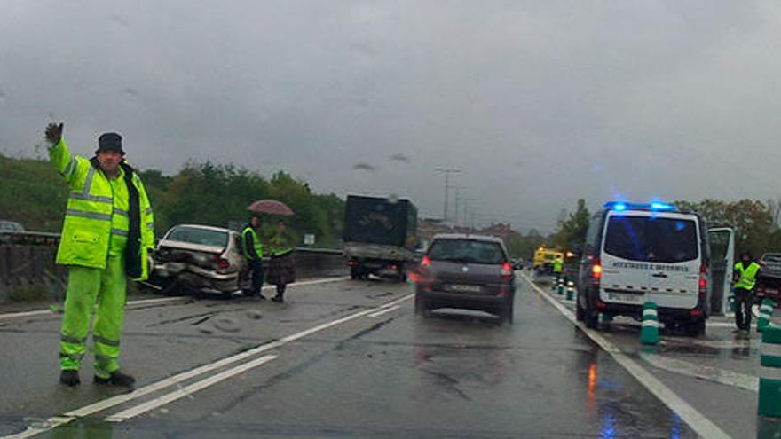 Tres accidentes de tráfico en un tramo de menos de tres kilómetros dificultan la circulación en la A-66