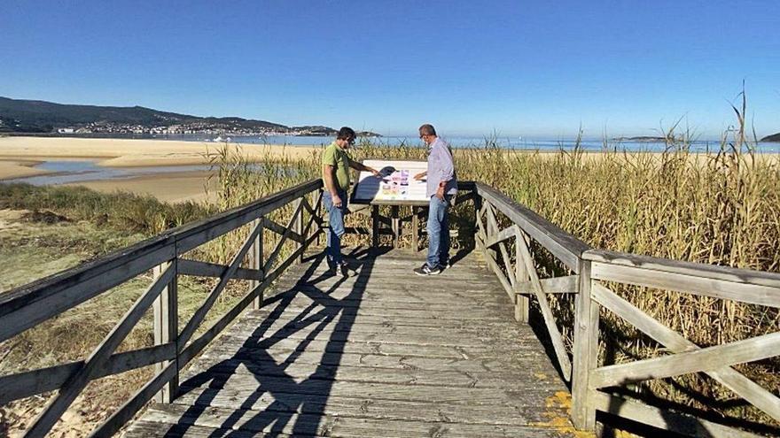 González y el concejal de Mar, Ladislao Alonso, en el punto que albergará el observatorio de aves.