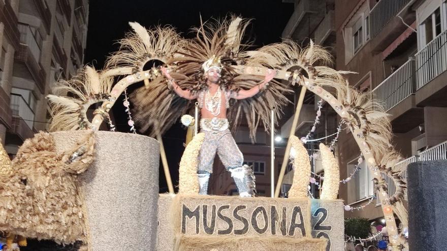 La Mussona, Lorenzo Sánchez, de la Peña El Pizarrón, que acabó ganando el Especial a lo Mejor del Carnaval, y uno de los espectaculares trajes del Concurso de Trajes de Papel. | JAIME ZARAGOZA