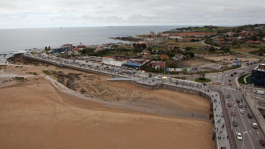 Vista de la Ería del Piles, frente al tostadero de la playa de San Lorenzo y al hotel Abba Gijón.