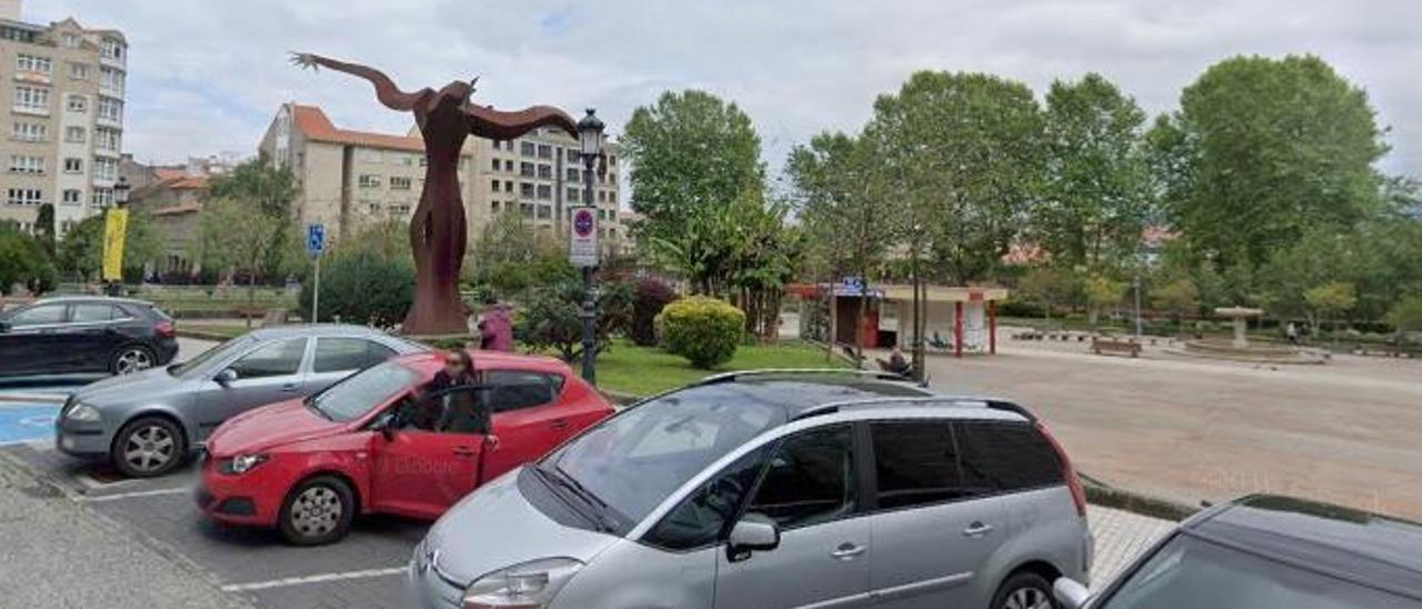 Vista de la plaza de Barcelos con uno de los accesos al parking. // GSV