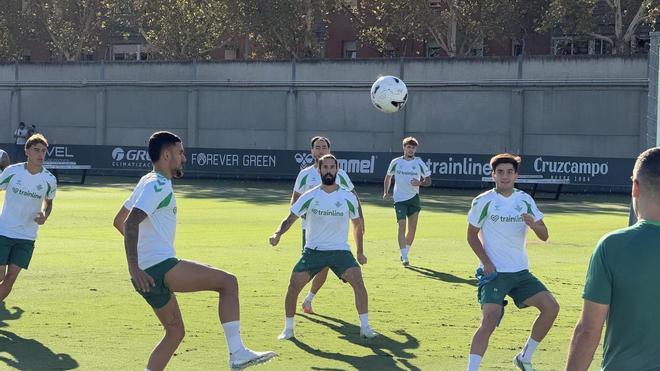 El Betis recupera internacionales y Pellegrini empieza a resolver el puzle de Osasuna