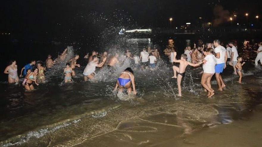 Chapuzón de las fiestas de La Naval 2017