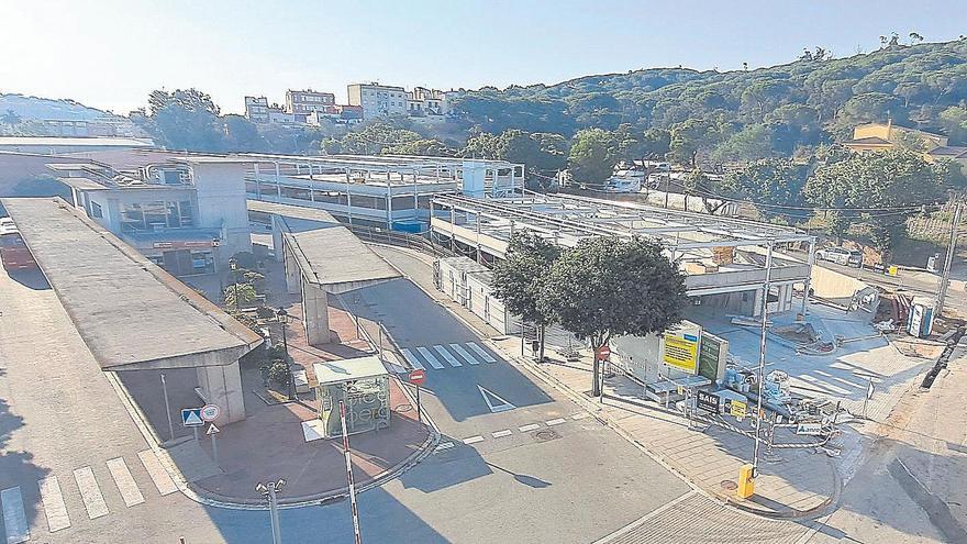 L’equipament està ubicat darrere l’estació d’autobusos del municipi.