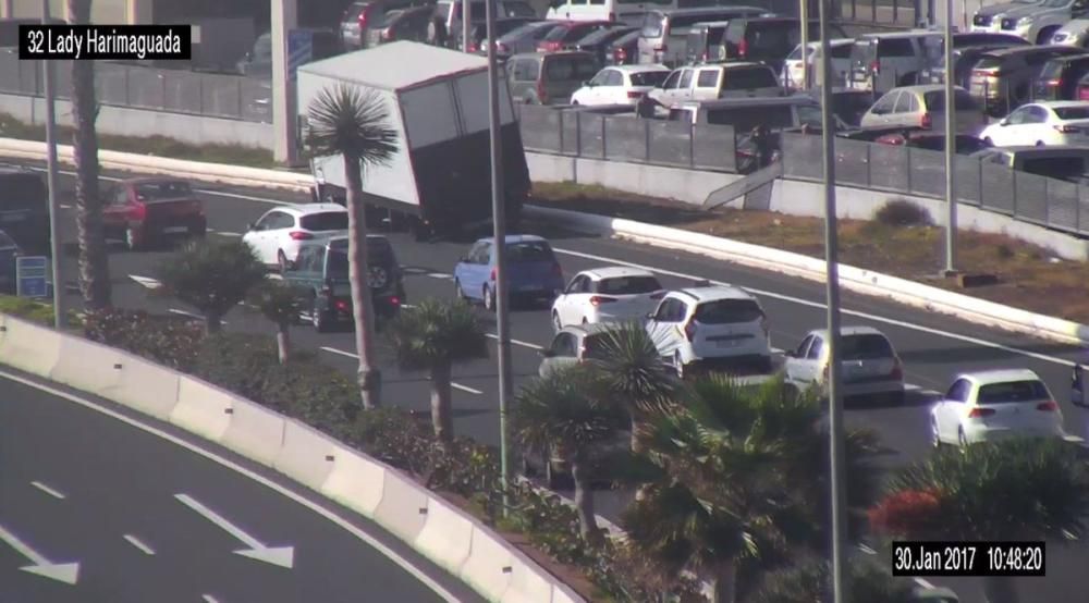 Un camión pierde dos ruedas en la Avenida Marítima