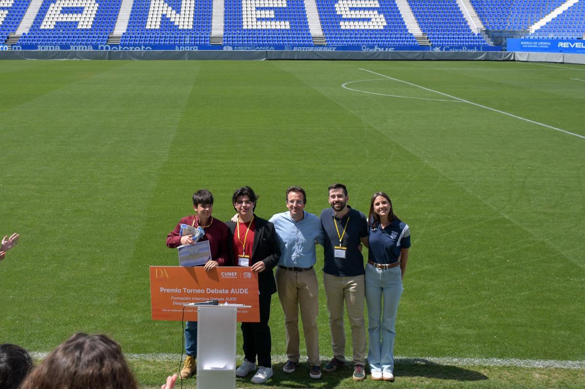 El alcalde de Leganés, Miguel Ángel Recuenco, con los ganadores.