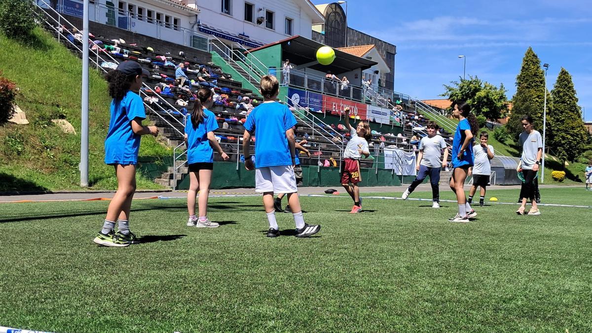 Un grupo de niños juegan al cestomóvil.