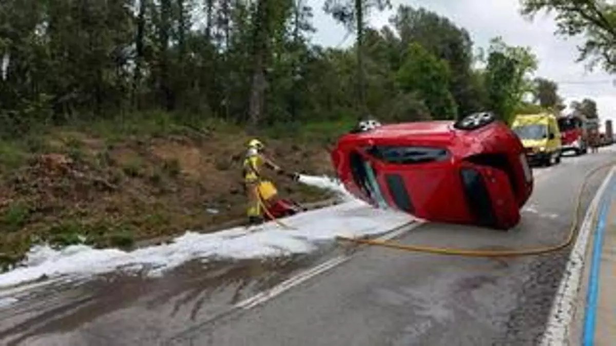 Un cotxe bolca a Sagàs i provoca un vessament important de benzina a la calçada