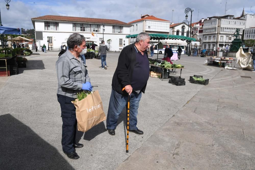 Una docena de vendedores de productos agroalimentarios de toda la comarca coruñesa acudieron a la plaza Irmáns García Naveira de Betanzos en el primer mercado semanal desde el inicio del confinamiento