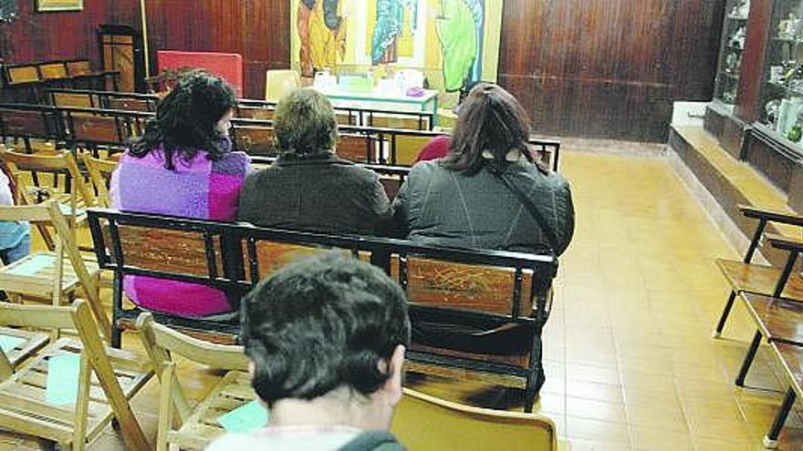 Varios comedores compulsivos, ayer, en la iglesia del Corazón de María de Oviedo.