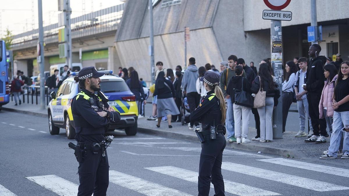 Dos agents de la Policia Municipal al costat de l'estació, en una foto d'arxiu.