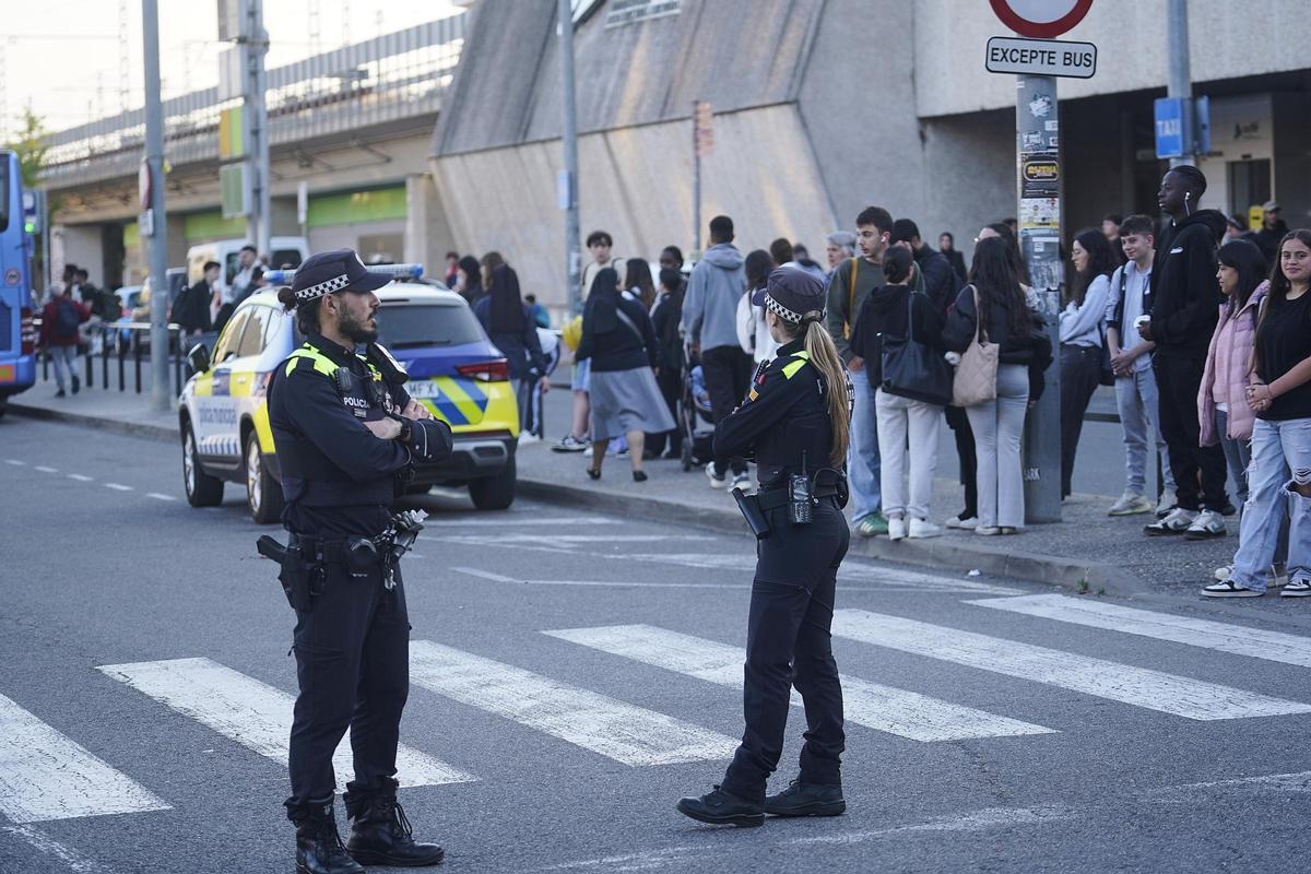 Dos agents de la Policia Municipal, al costat de l'estació.