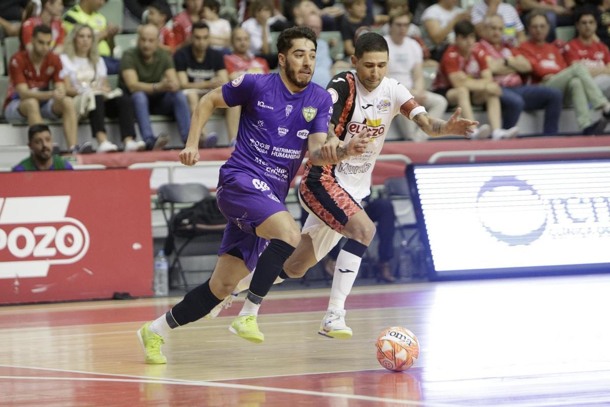 Lucas Perin pugna con Felipe Valerio en el partido entre ElPozo y el Córdoba Futsal.