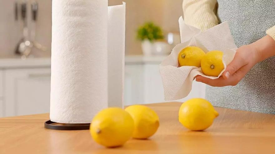 Exprimir un limón en los cajones: el truco que perfuma la ropa y acaba con los malos olores