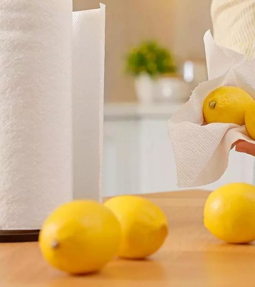 Exprimir un limón en los cajones: el truco que perfuma la ropa y acaba con los malos olores