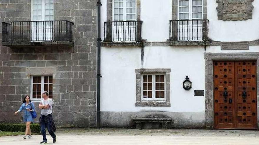 Tras la restauración de las dos puertas de la entrada y la capilla, lo siguiente serán las ventanas. // M.G.B.