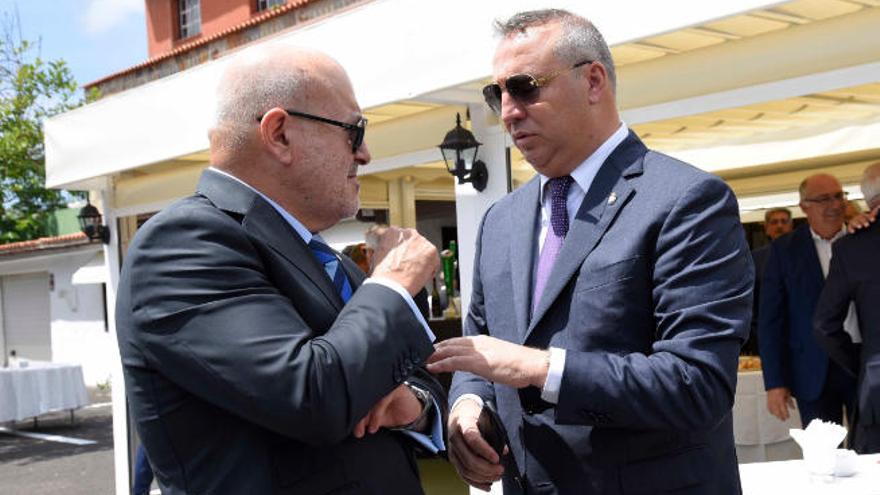 Miguel Concepción y Miguel Ángel Ramírez, presidentes del CD Tenerife y la UD Las Palmas, el pasado sábado.