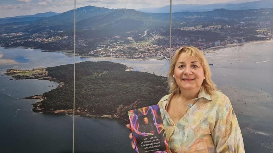 Isabel Peleteiro con su libro en la redacción de FARO.   | //  M.M.