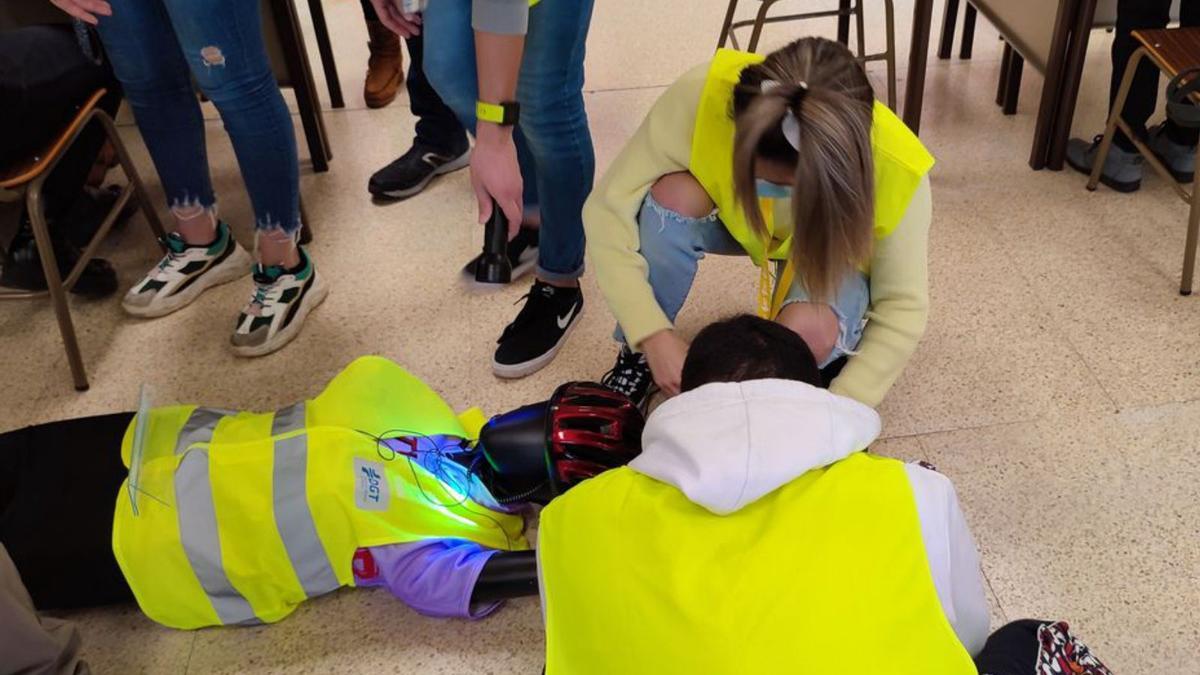 Dos estudiantes aprenden a realizar primeros auxilios. | Cedida