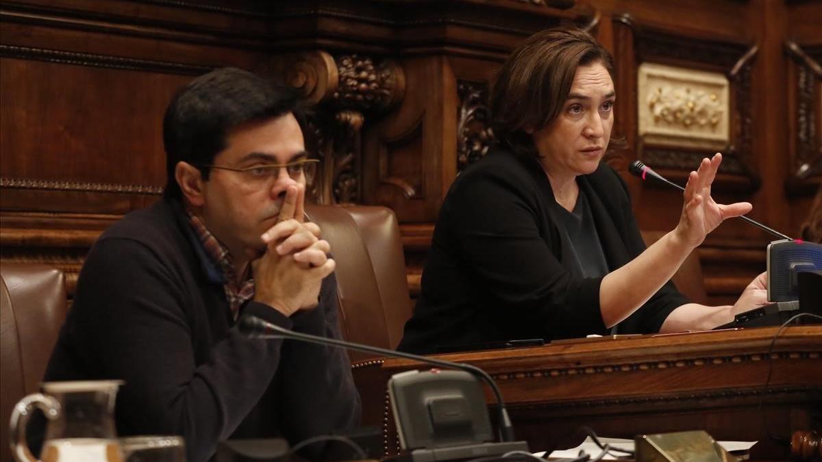 Ada Colau y Gerardo Pisarello, este jueves, durante el pleno del Ayuntamiento de Barcelona.