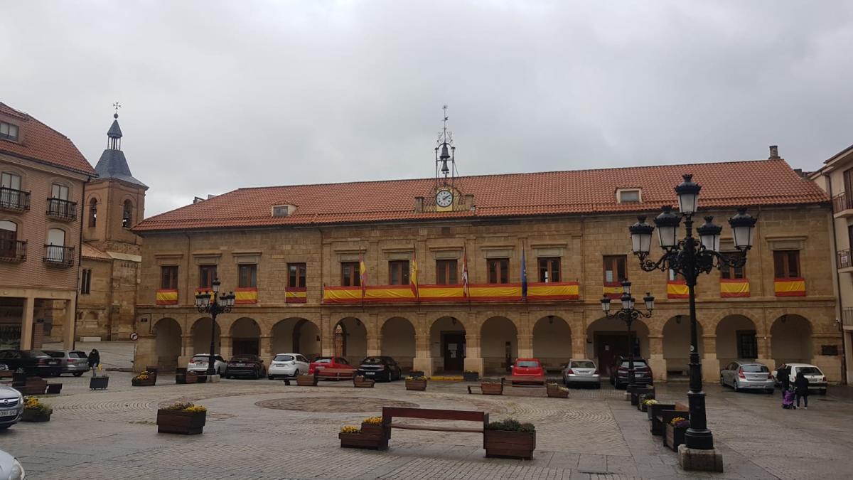 La Casa Consistorial de Benavente engalanada con banderas por las fiestas patornales, que no tendrán celebración en la calle.