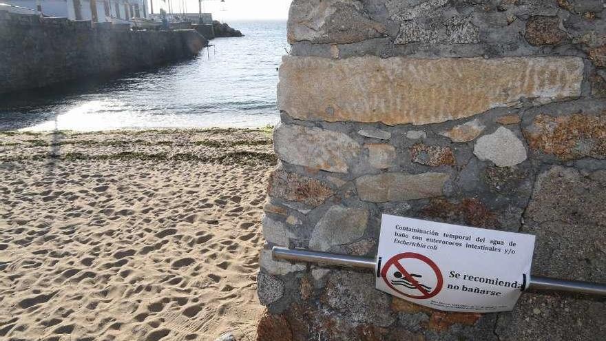 Cartel en la playa de O Portiño el pasado agosto tras el episodio de contaminación por E. coli.