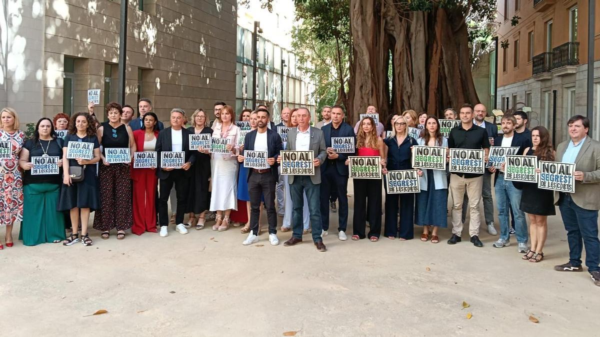 PSPV i Compromís protesten junts en el pati de les Corts davant del seu “segrest”, este dimecres