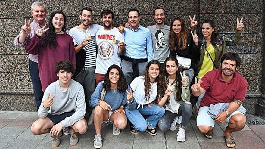 Varias generaciones de Compañía de María, con los jugadores Álvaro Rodríguez y Hugo García (con los carnés) y el presidente Kiko Alabart.