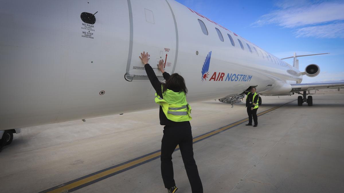 Un avión de Air Nostrum en el aeropuerto de Manises