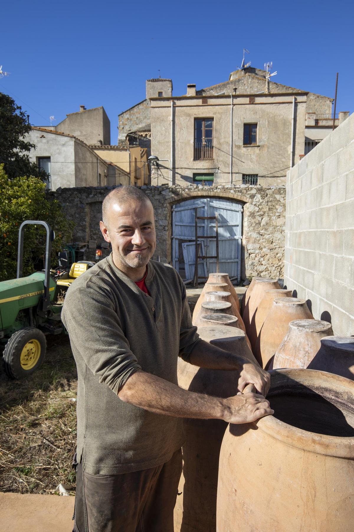 Salvador Batlle amb les àmfores de Villarobledo que va fa servir ocasionalment per vinificar en el moment de fermentació.