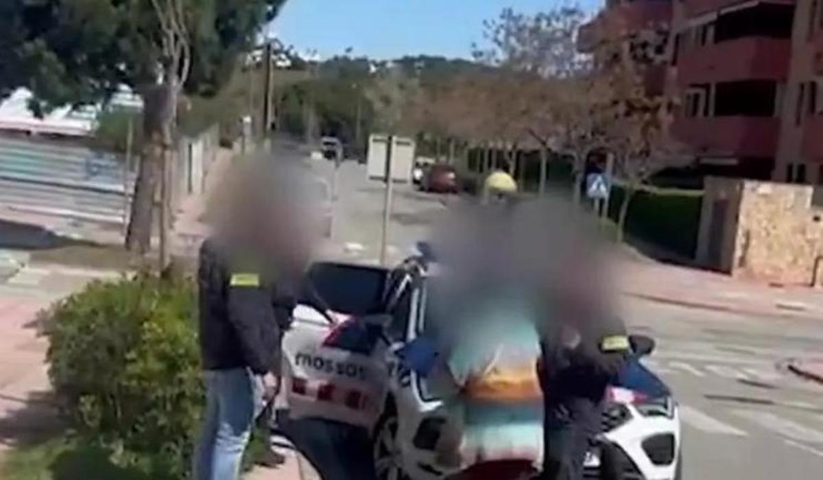 Captura de la detenció de la dona que va segrestar la seva filla de sis anys