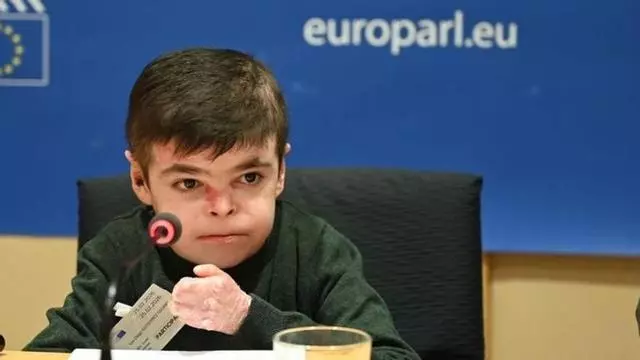 Leo, de 12 años y con piel de mariposa, interviene en el Parlamento Europeo