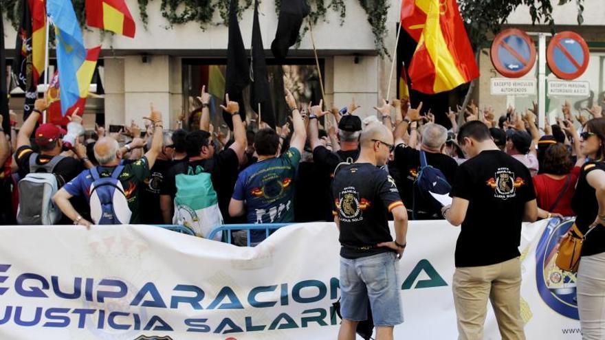 Miembros de Jusapol se manifiestan.