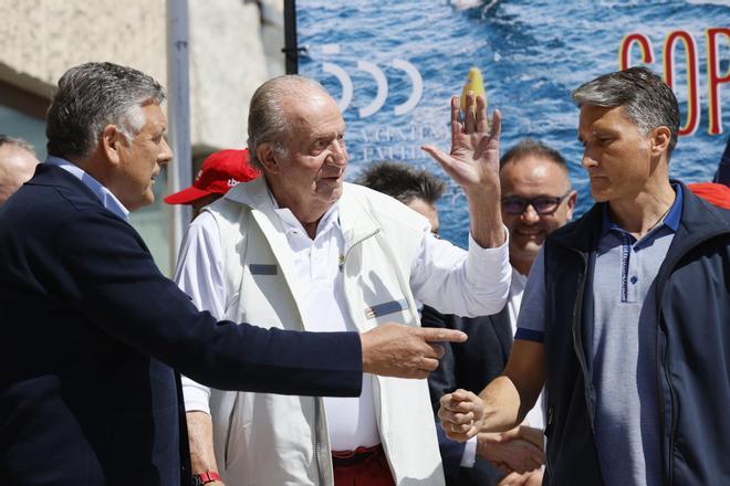 La llegada de Juan Carlos I llega al club náutico de Sanxenxo