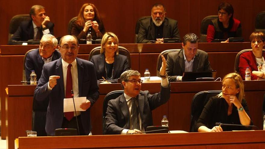 Lambán manda a Beamonte ‘cara al sol’ en un bronco debate