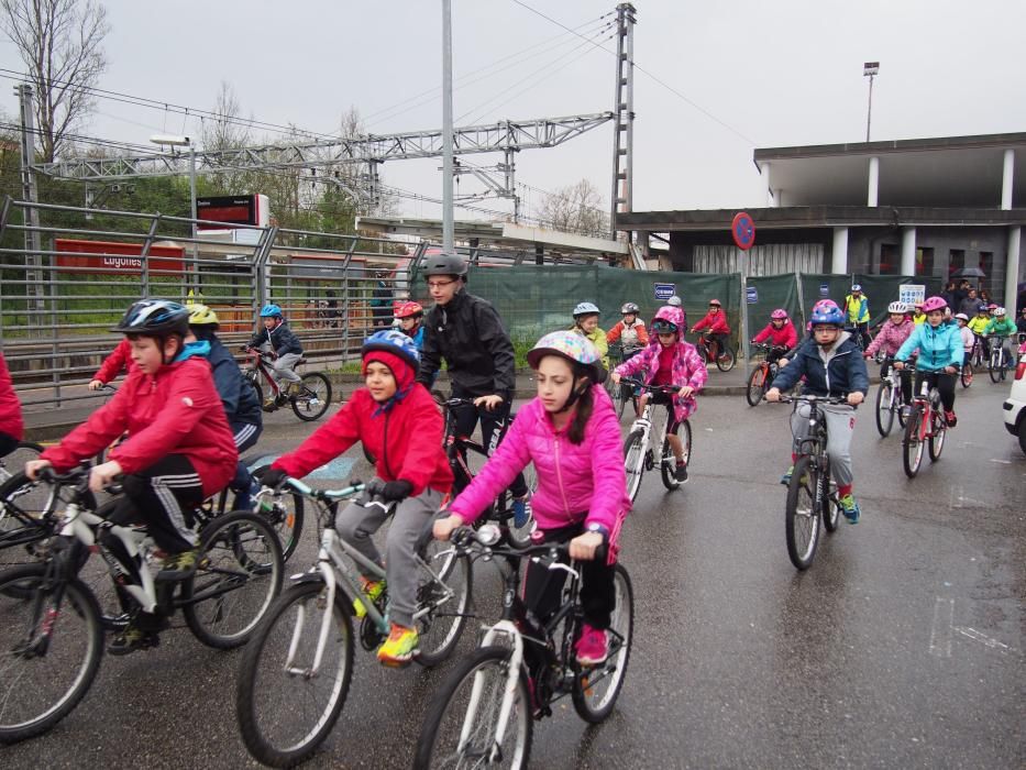 Los alumnos del Colegio Santa Bárbara de Lugones celebran el Día Mundial de la Bicicleta junto a Chechu Rubiera y Ángel García