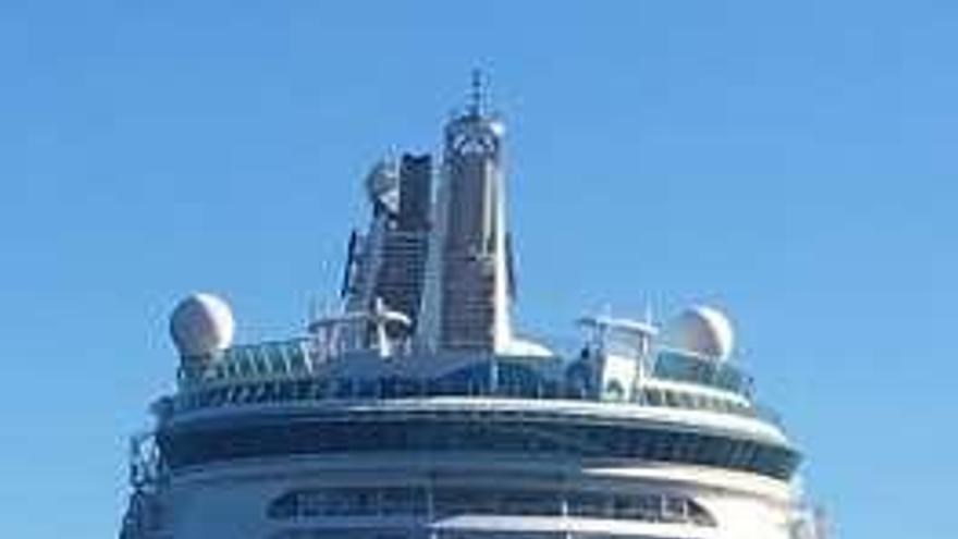 El &quot;Navigato of the Seas&quot;, atracado ayer en Vigo. // FdV