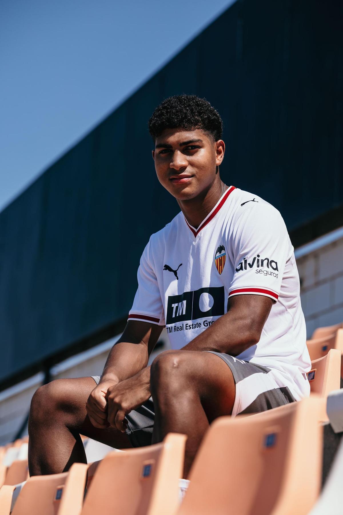 Román Davis con la camiseta del Valencia CF