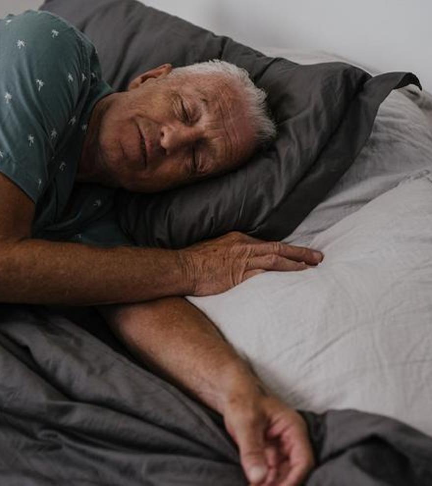 ¿Te levantas varias veces por la noche a orinar? Puede ser nocturia y así se evita