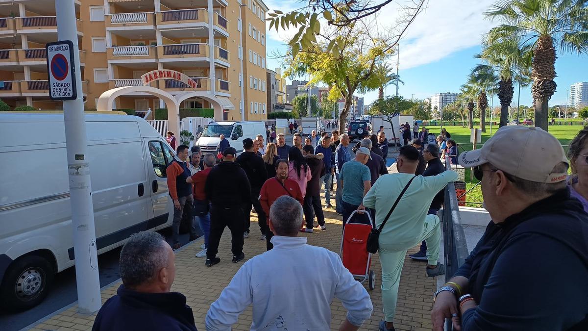 Los vendedores del mercado ambulante acudieron el pasado sábado a la nueva ubicación, pero no montaron sus paradas.